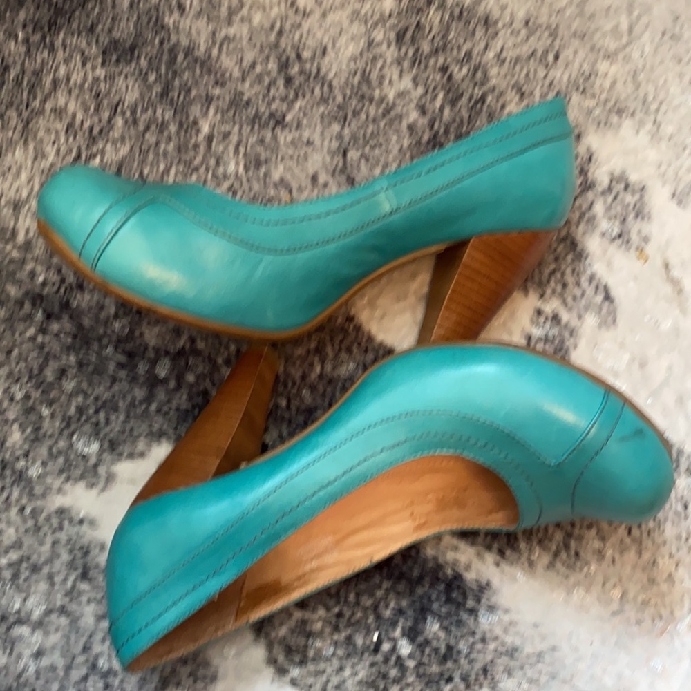 NWT “Jump for the People” Turquoise Heels 9.5 - Picture 3 of 8